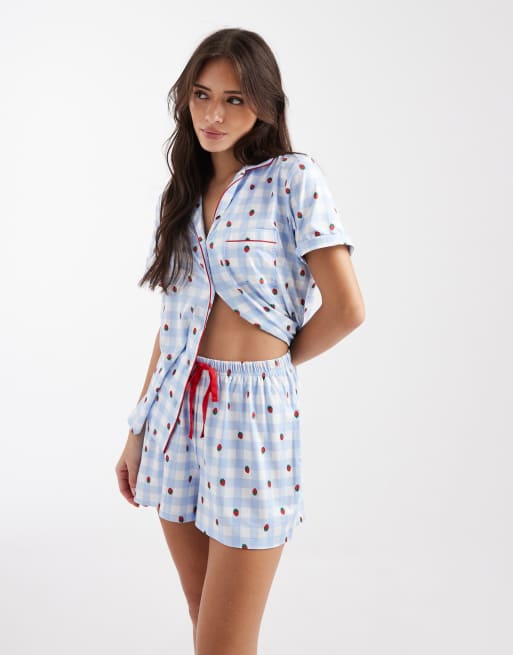 Loungeable - Pigiama in jersey morbidissimo blu a quadri con stampa di fragole composto da camicia a maniche corte e pantaloncini, 2 di 4