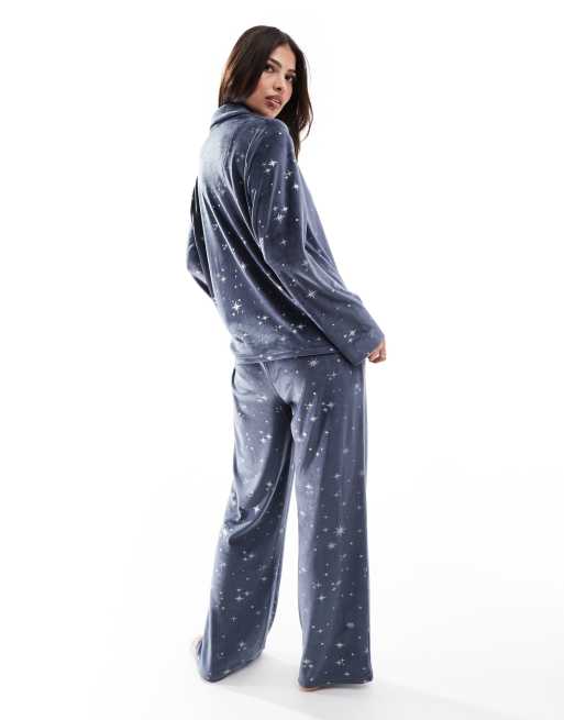 Loungeable - Pigiama in morbido velour blu navy con stampa di stelle laminata e bottoni, 2 di 4