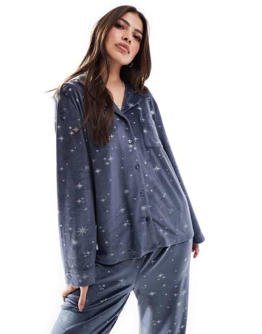 Loungeable - Pigiama in morbido velour blu navy con stampa di stelle laminata e bottoni, 3 di 4