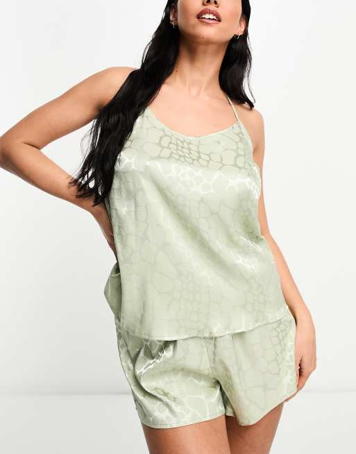 Loungeable - Pigiama in raso jacquard con canottiera e pantaloncini verde salvia con stampa a macchie di giraffa