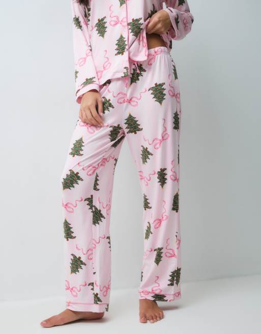 Loungeable pigiama natalizio con camicia con rever abbottonata e pantaloni, stampa a righe rosa con alberi, 3 di 5