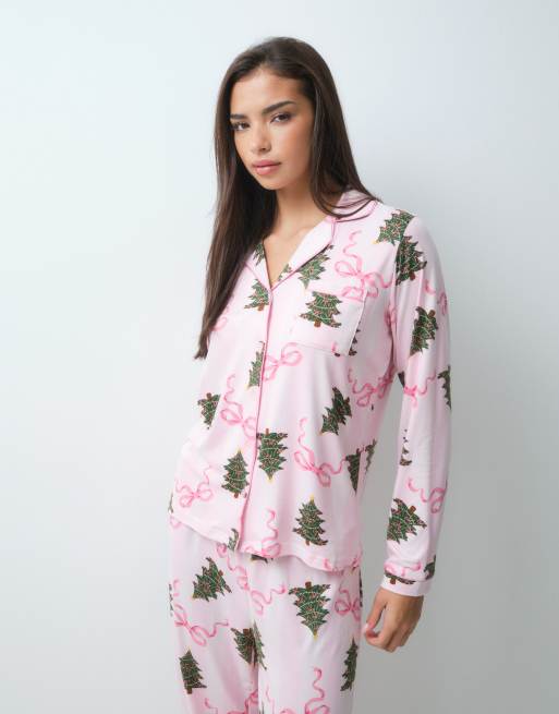 Loungeable pigiama natalizio con camicia con rever abbottonata e pantaloni, stampa a righe rosa con alberi, 4 di 5