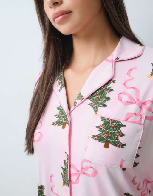 Loungeable pigiama natalizio con camicia con rever abbottonata e pantaloni, stampa a righe rosa con alberi, 5 di 5
