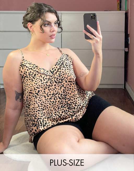 Loungeable Plus – Gewebtes Camisole-Pyjamaoberteil in der Farbe Pfirsich mit schwarzen Tupfen