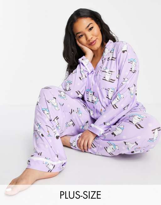 Loungeable Plus - Kerstpyjama met print van skiënde ijsbeer in lila