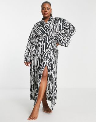 Loungeable Plus long robe in cream and black abstract print