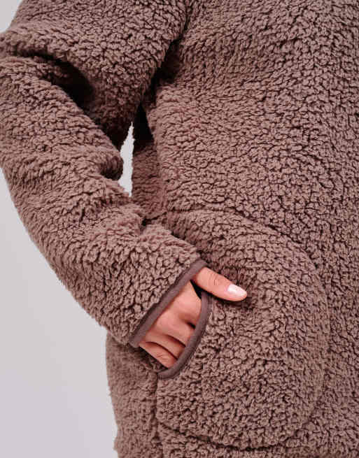 Loungeable – Pullover aus Teddyfell in Mokkabraun mit kurzem Reißverschluss und Taschen, 4 von 5