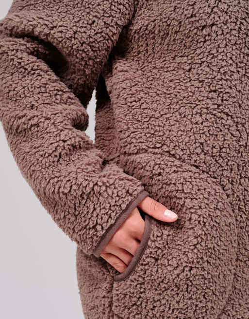 Loungeable – Pullover aus Teddyfell in Mokkabraun mit kurzem Reißverschluss und Taschen, 6 von 7