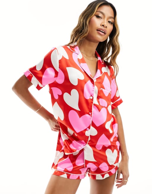 Loungeable - Pyjama avec short en satin et haut à manches courtes, col à revers et imprimé cœur