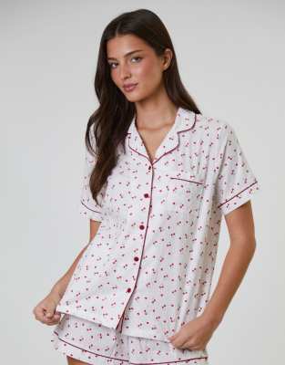 Loungeable - Pyjama mit kurzärmligem Hemd und Shorts aus Dobby-Stoff in Weiß mit Kirschmuster