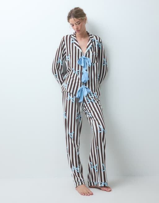Loungeable Pyjama-Set aus Hemd mit Reverskragen und Hose mit Bindeband, braun gestreift mit Schleifenprint, 2 von 4