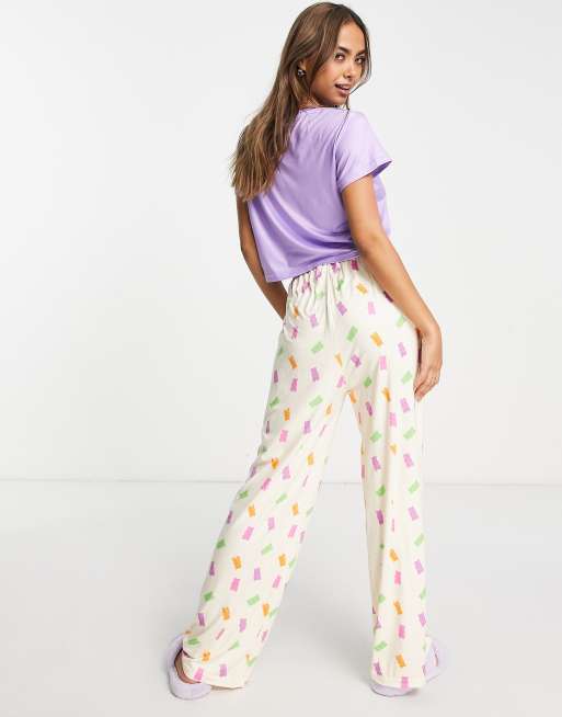Loungeable – Pyjama-Set mit Hose und langärmligem Oberteil in Lila und Creme mit Gummibärchen-Print, 3 von 4