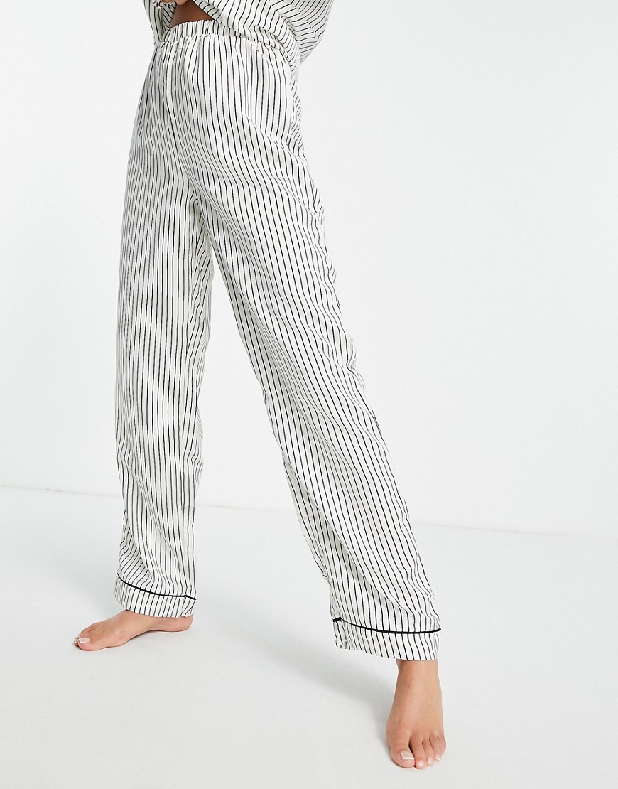 Loungeable - Pyjamabroek van satijn in crème met zwarte krijtstreep, deel van combi-set