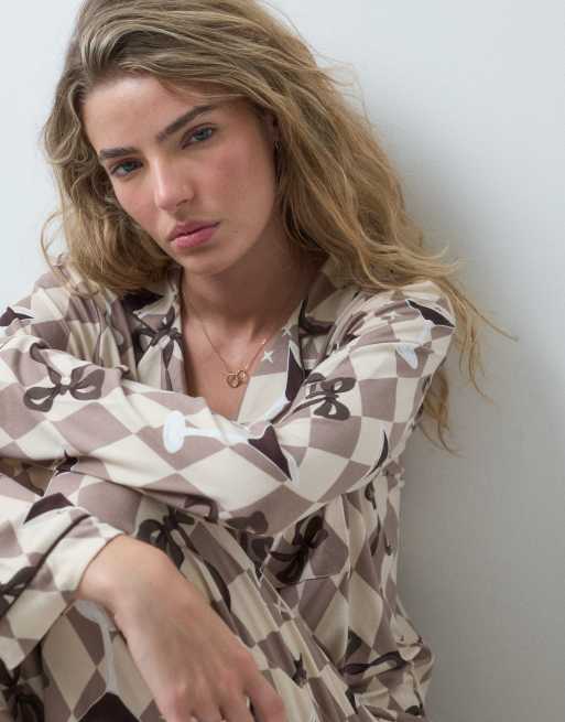 Loungeable pyjamaset met overhemd met reverskraag en knoopsluiting en broek in espresso martini strikprint, 3 van 4