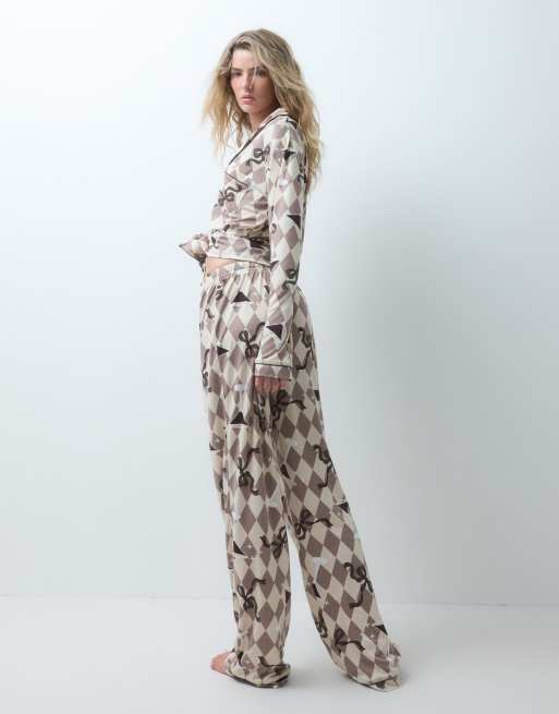 Loungeable pyjamaset met overhemd met reverskraag en knoopsluiting en broek in espresso martini strikprint, 4 van 4