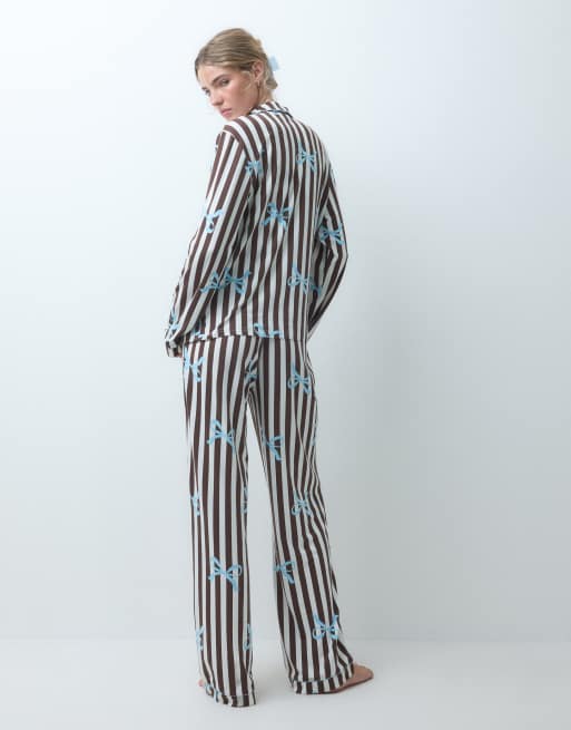 Loungeable pyjamaset met overhemd met reverskraag en striksluiting en broek in bruine streepprint, 4 van 4