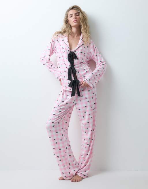 Loungeable pyjamaset met overhemd met reverskraag, striksluiting voor en broek in roze geruite print, 2 van 4