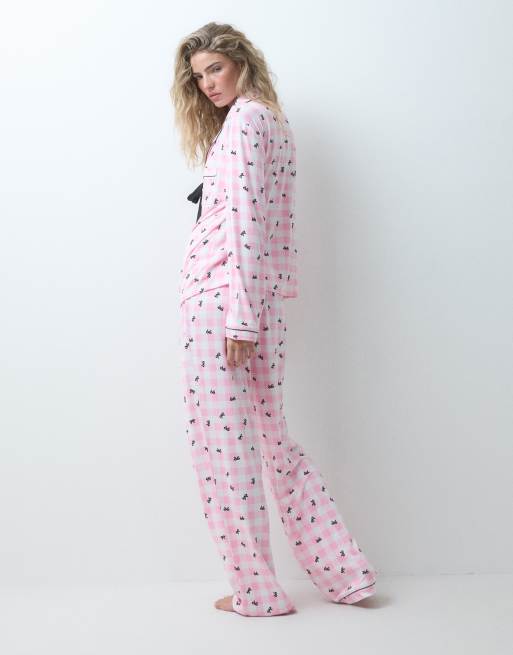 Loungeable pyjamaset met overhemd met reverskraag, striksluiting voor en broek in roze geruite print, 4 van 4