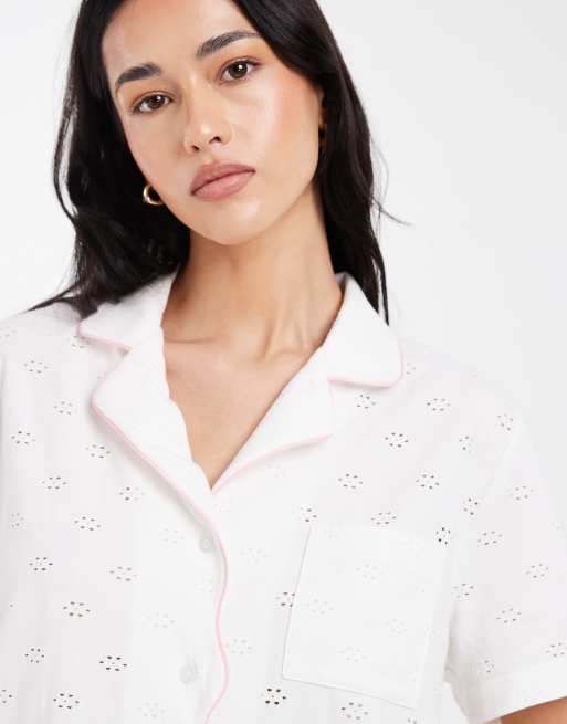 Loungeable - Pyjamaset van jersey met top met reverskraag en short met broderie in wit, 2 van 4