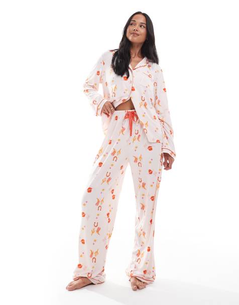 Loungeable - Pyjamaset van superzachte jersey van top met reverskraag en broek met wijde pijpen, biezen en cowboy-cactusprint - view 1