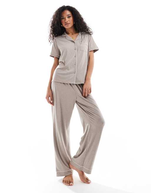 Loungeable - Pyjamashirt met knopen en korte mouwen en broek van zachte geribbelde jersey in gemêleerd lichtbeige