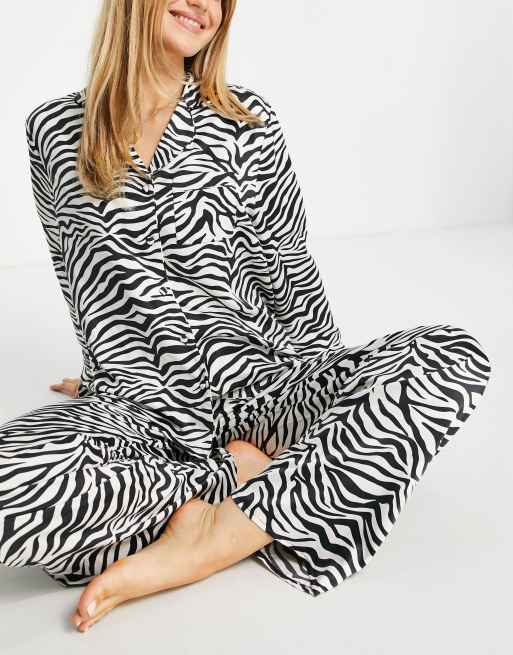 Loungeable - Pyjamassæt i satin med cremehvidt/sort zebraprint