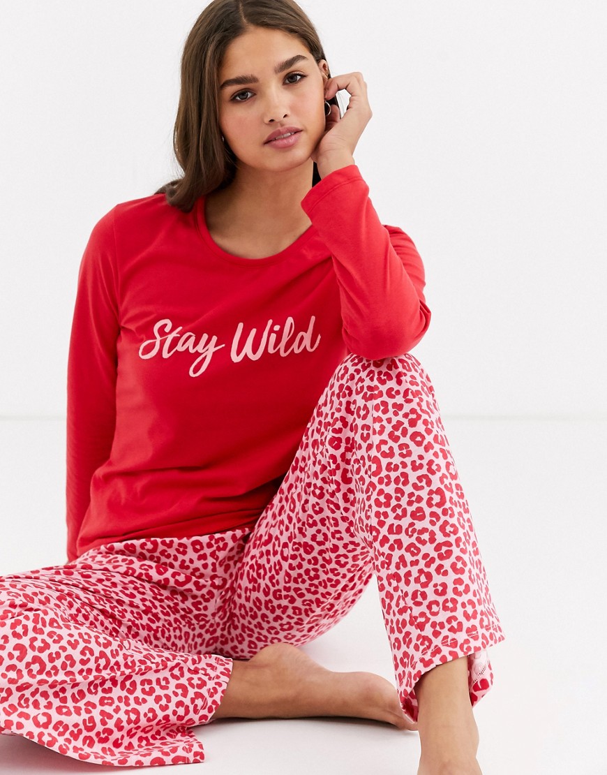 Loungeable — Pyjamassæt med rødt leopard med Stay wild-tekst