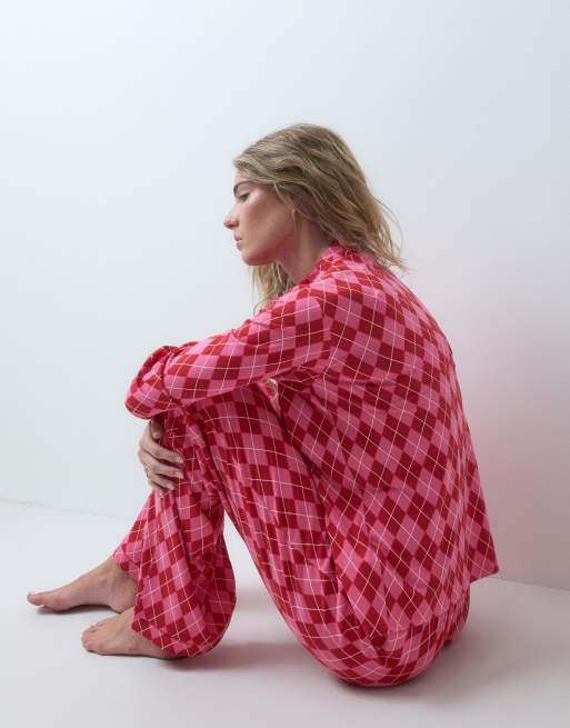 Loungeable pyjamassæt med skjorte med bindefront og bukser i pink og rød argyle-tern, 2 af 4