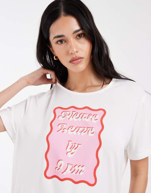 Loungeable - Pyjamassæt med T-shirt med 'Leave by 9pm'-print og jerseybukser med lyserøde striber, 2 af 4