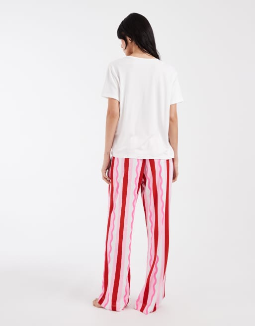 Loungeable - Pyjamassæt med T-shirt med 'Leave by 9pm'-print og jerseybukser med lyserøde striber, 4 af 4