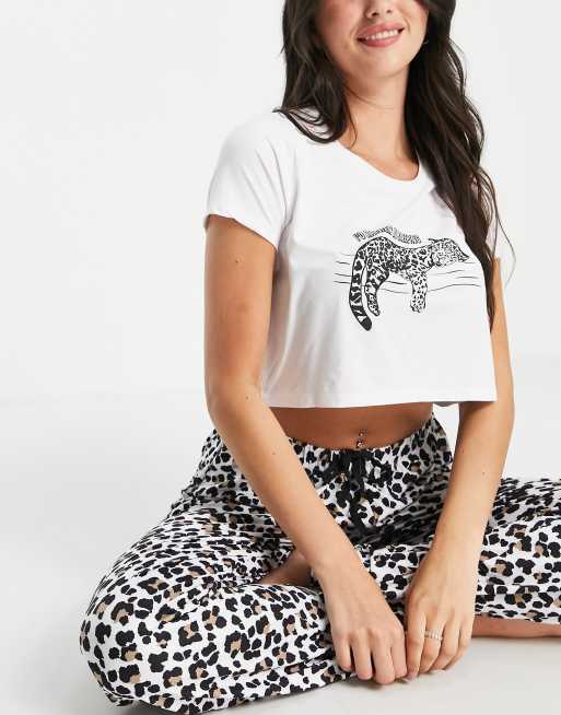 Loungeable - Pyjamassæt med t-shirt med 'Rather Be Sleeping'-print og lange bukser i sort og hvidt leopardprint