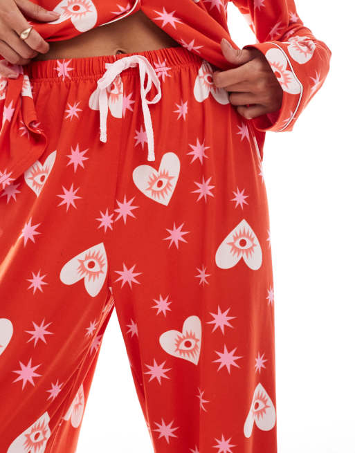 Loungeable - Rødt pyjamassæt med top med reverskrave og bukser med stjerne- og øjneprint i superblød jersey, 2 af 4