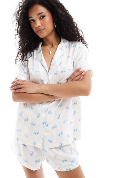 Loungeable – Satin-Pyjama aus kurzärmligem Hemd mit Reverskragen und Shorts mit Schleifenmuster - view 1
