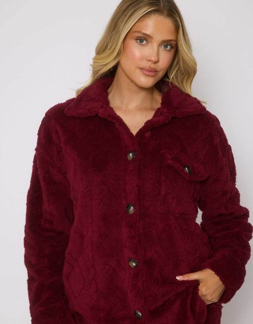 Loungeable – Set aus Hemdjacke mit Knopfleiste und Hose, in Burgunderrot mit Zopfmuster, 2 von 4