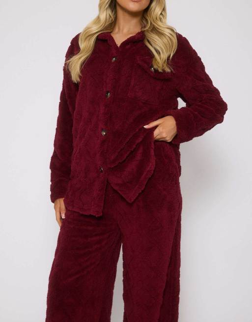 Loungeable – Set aus Hemdjacke mit Knopfleiste und Hose, in Burgunderrot mit Zopfmuster, 3 von 4