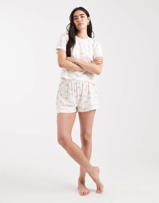 Loungeable – Set aus T-Shirt und kurzem Pyjama mit Schleifenprint in Creme , 2 von 4