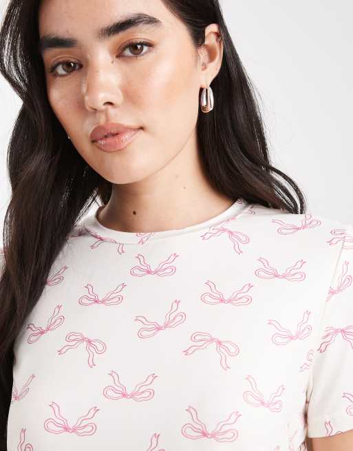 Loungeable – Set aus T-Shirt und kurzem Pyjama mit Schleifenprint in Creme , 4 von 4