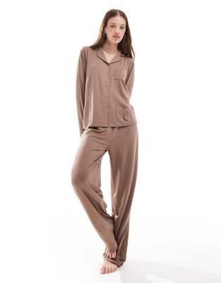 Loungeable - Set pigiama color cappuccino con top con rever e pantaloni con fondo ampio e profili a contrasto in jersey morbidissimo