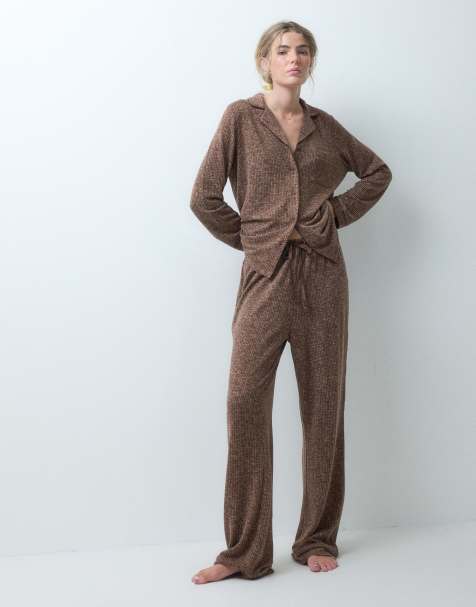 Loungeable set pigiama con top a rever in maglia a coste spazzolata super morbida e pantaloni a gamba larga con profili a contrasto marroni - view 1