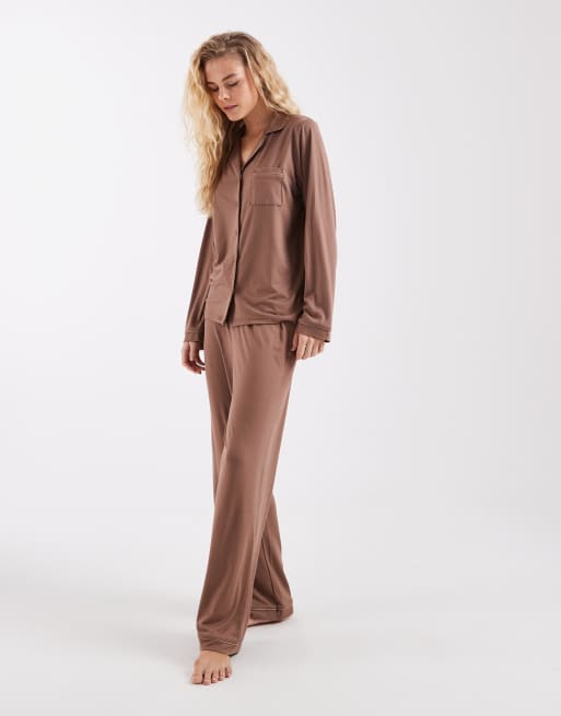 Loungeable set pigiama in jersey morbidissimo con top a rever e pantaloni a gamba larga con profili, color mocha, 1 di 4