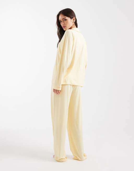 Loungeable – Smörgul pyjamas i supermjuk jersey med topp med platt krage och vida byxor, 2 av 4