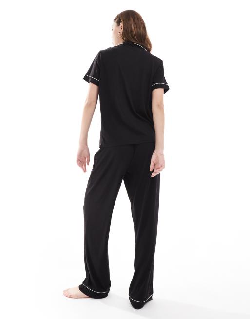 Loungeable - Sort pyjamas med kortærmet skjorte med knapper og bukser i blød, ribstrikket jersey, 3 af 4