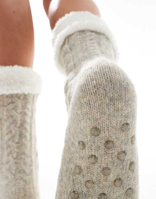 Loungeable – Stricksocken in meliertem Beige mit Zopfmuster und Teddyfutter , 3 von 4