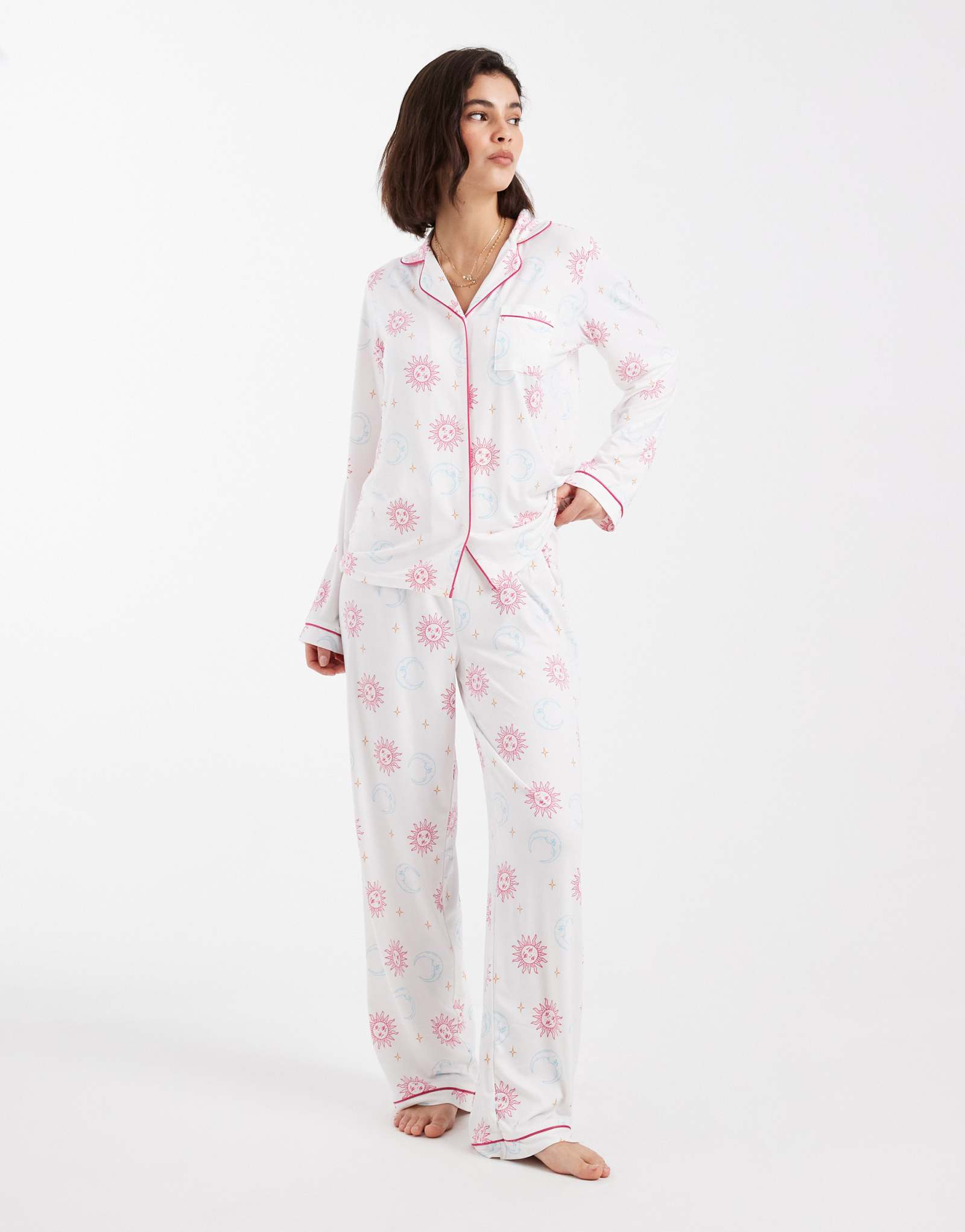 Облегающий топ из сверхмягкого джерси с отложным воротником и пижамный комплект с широкими штанинами из небесно-голубого мульти