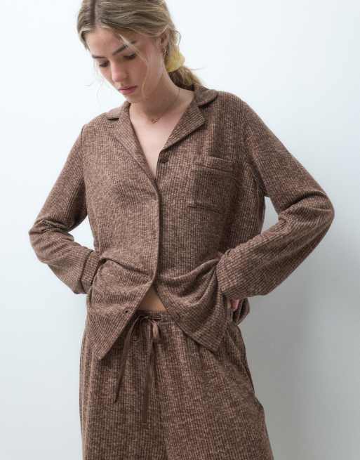 Loungeable superblød børstet ribtop med revers og pyjamassæt med brede ben og kontrastpiping i brun, 4 af 4