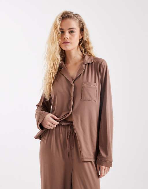 Loungeable superblød jersey-top med revers og pyjamassæt med brede ben og kontrastpiping i mocha, 2 af 4