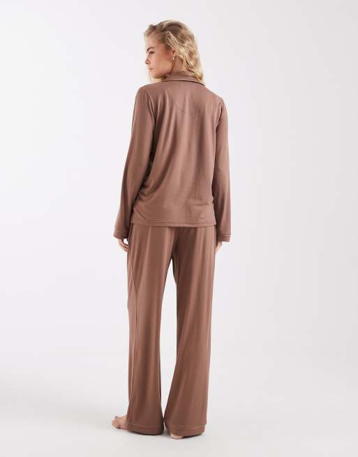 Loungeable superblød jersey-top med revers og pyjamassæt med brede ben og kontrastpiping i mocha, 3 af 4