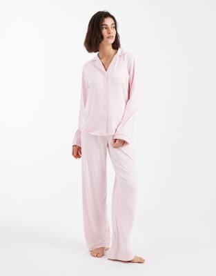 Loungeable - Superweicher Jersey-Pyjama in Blassrosa, bestehend aus Oberteil mit Reverskragen und Hose mit weitem Bein