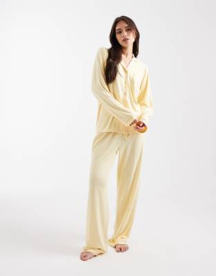 Loungeable - Superweicher Jersey-Pyjama in Buttergelb, bestehend aus Oberteil mit Reverskragen und Hose mit weitem Bein