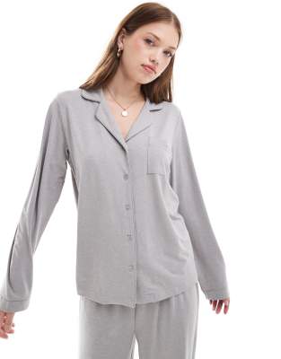 Loungeable - Superweicher Jersey-Pyjama in Grau meliert mit Oberteil mit Revers und Hose mit weitem Bein mit Paspelierun...